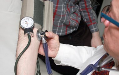 Названо ознаки раку, які можна помітити під час їжі