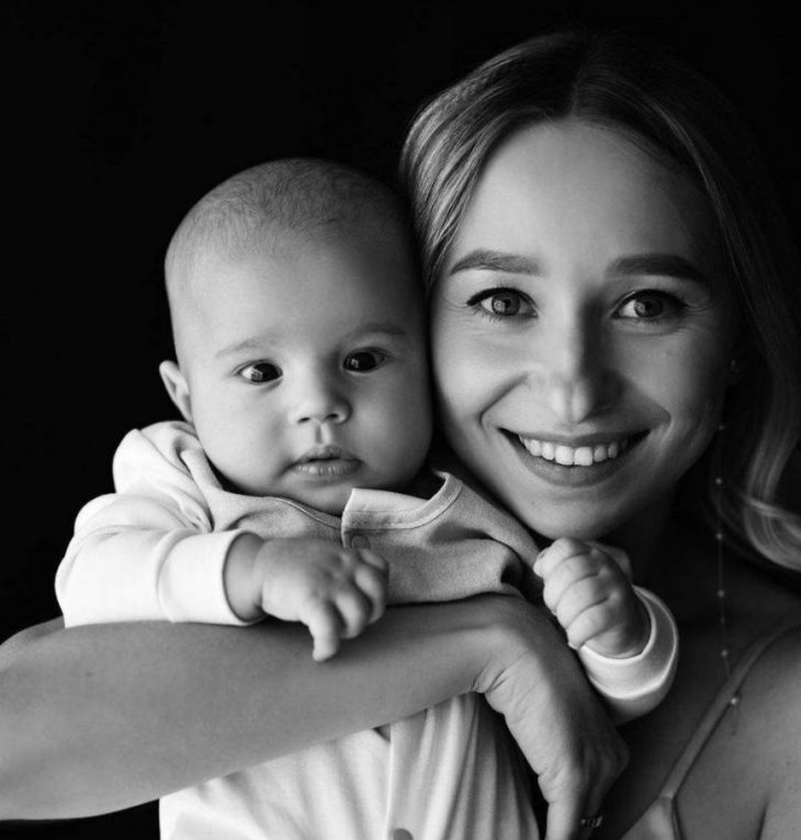 Жена Виктора Павлика снялась в фотосессии с 4-месячным сыном: чувственные фото