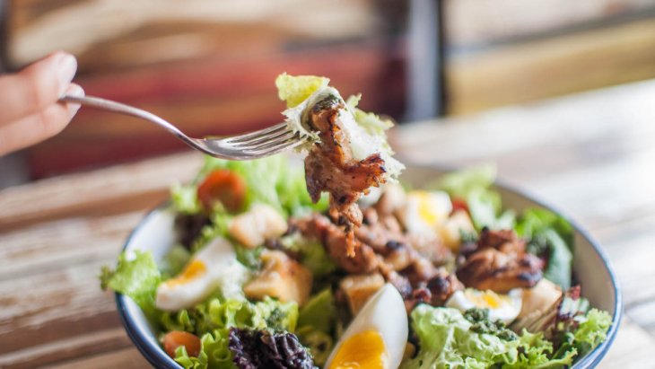 Этот сытный салат накормит всю семью: идеальный перекус