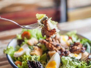 Этот сытный салат накормит всю семью: идеальный перекус 