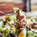 Этот сытный салат накормит всю семью: идеальный перекус 