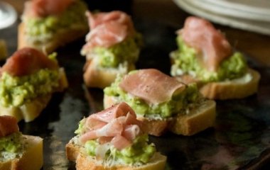 Рецепт брускетты. Авокадо и прошутто