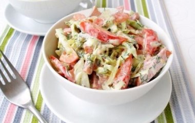 Овощной салатик с колбаской и яйцами