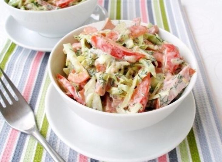 Овощной салатик с колбаской и яйцами