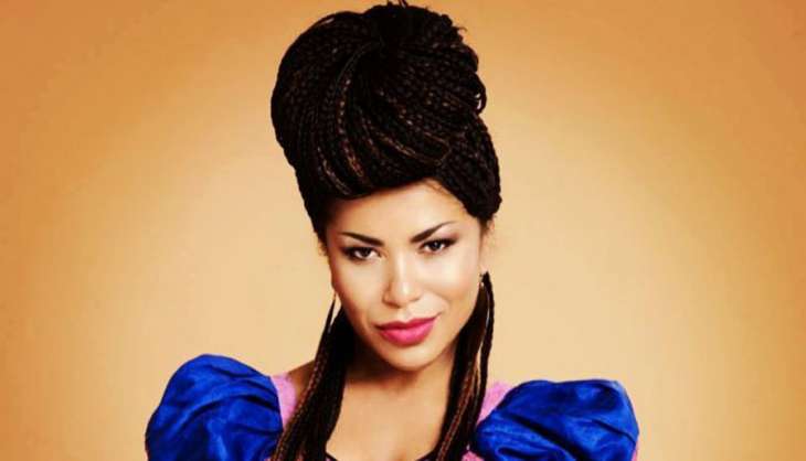 Гайтана вышла на прогулку с дочерью