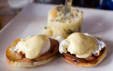 Яйца пашот с беарнским соусом