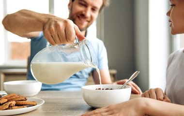 Діарея забезпечена: Лікар перерахувала продукти, з якими небезпечно поєднувати молоко