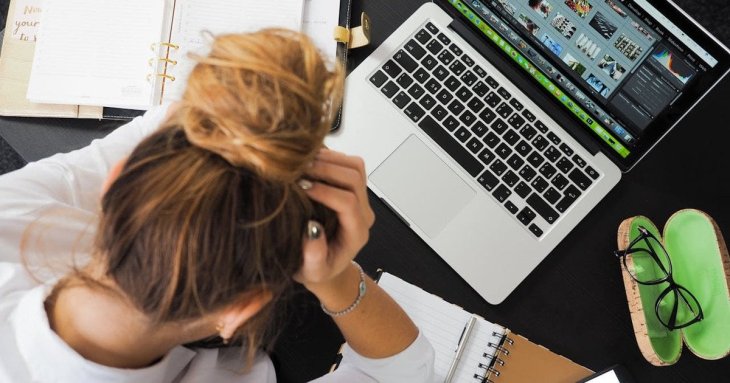 Жінка заснула на 5 годин на роботі, щоб помститися начальнику: чим це закінчилось