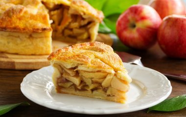 Готовить всего 5 минут: легкий рецепт вкусного яблочного пирога на сковородке