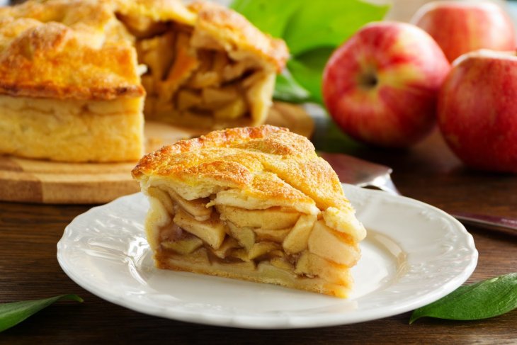 Готувати лише 5 хвилин: легкий рецепт смачного яблучного пирога на сковорідці