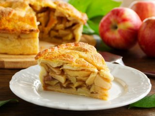 Готовить всего 5 минут: легкий рецепт вкусного яблочного пирога на сковородке
