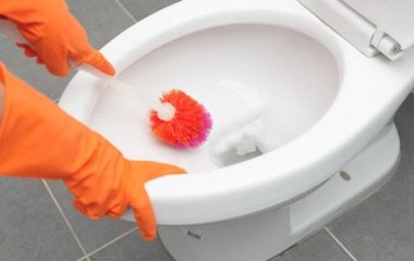Як відмити унітаз та застарілий наліт у ванні: «пів склянки», який замінить дорогу хімію