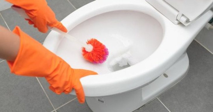 Як відмити унітаз та застарілий наліт у ванні: «пів склянки», який замінить дорогу хімію