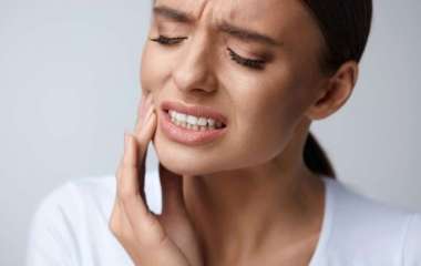 Стоматологи назвали простые средства, которые помогут справиться с зубной болью