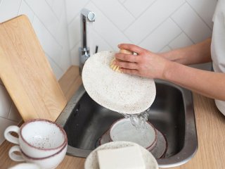 Як відмити жир у холодній воді: 5 порад з бабусиного зошита