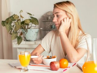 Не виспалися – вихід є: які три продукти можна з'їсти на сніданок для отримання енергії на день