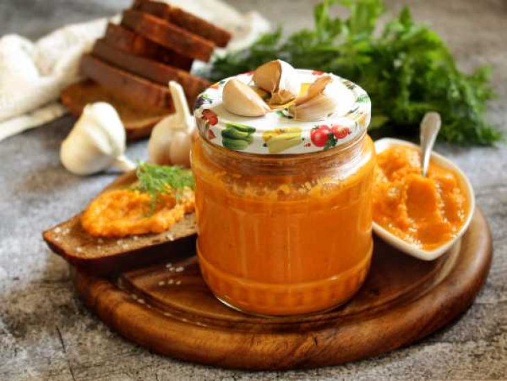 Пикантная кабачковая икра с чесноком, запах и вкус которой вы не забудете: рецепт за час