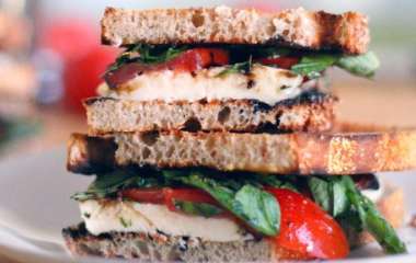 Великолепный рецепт. Сэндвич с моцареллой, томатами и базиликом