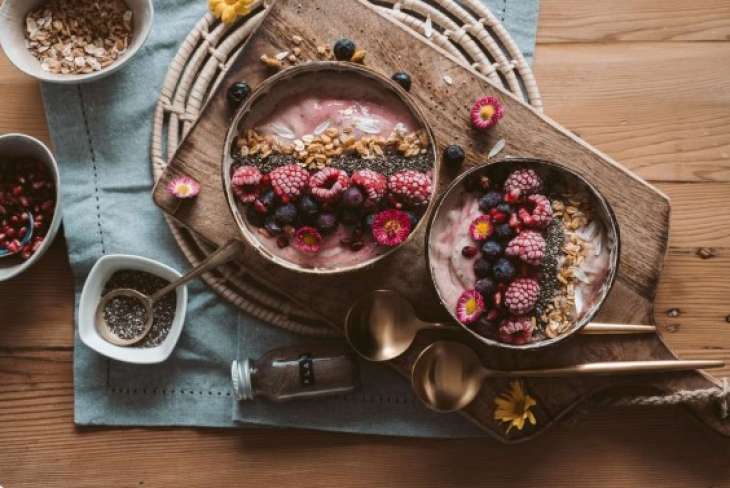Завтракать необязательно и можно есть сладости: диетолог развеяла мифы о правильном питании