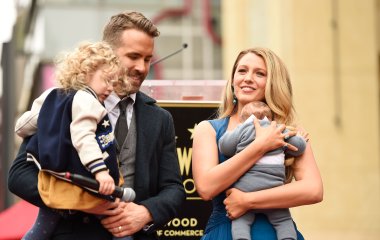 Блейк Лайвли впервые засняли с тремя дочерьми на прогулке в Нью-Йорке  