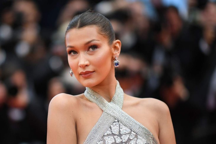 Белла Хадид вышла в свет в платье с открытой спиной