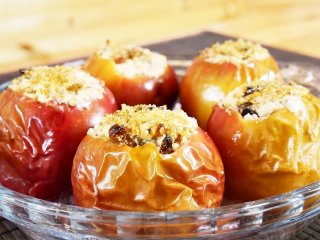 Запеченные яблоки с творогом: рецепт без возни с мукой и тестом