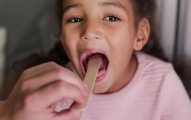 Продукти, які можуть вам допомогти при болі в горлі та ангіні
