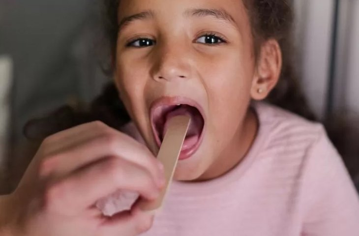 Продукти, які можуть вам допомогти при болі в горлі та ангіні