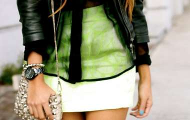Модные образы для девушек с салатовой юбкой, фото