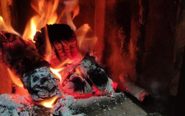 Як економно топити піч дровами: золоті правила, що продовжать їхнє горіння та збережуть тепло