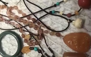 Підліток вкрала у мами коштовності на мільйон, продала за копійки та купила собі біжутерію