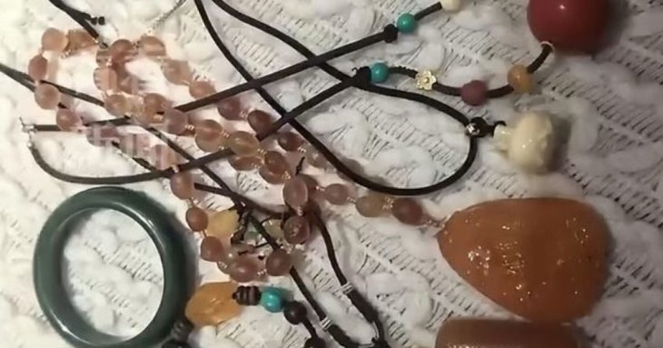 Підліток вкрала у мами коштовності на мільйон, продала за копійки та купила собі біжутерію