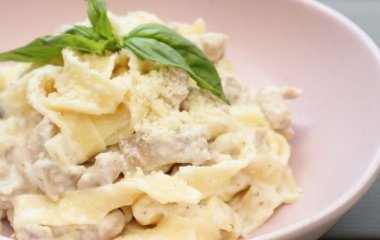 Вкусный и питательный обед: как приготовить пасту с курицей в томатном соусе за 15 минут