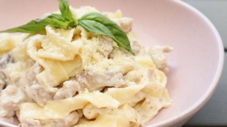 Вкусный и питательный обед: как приготовить пасту с курицей в томатном соусе за 15 минут