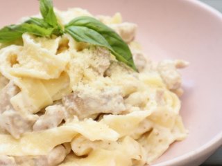 Вкусный и питательный обед: как приготовить пасту с курицей в томатном соусе за 15 минут