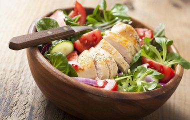 Вкусное и легкое блюдо: рецепт салата с курицей и овощами-гриль