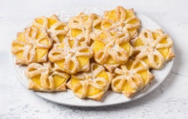 Слойки с ананасом: рецепт вкусной и эффектной выпечки