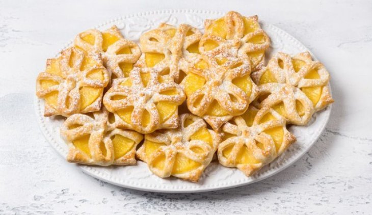 Слойки с ананасом: рецепт вкусной и эффектной выпечки