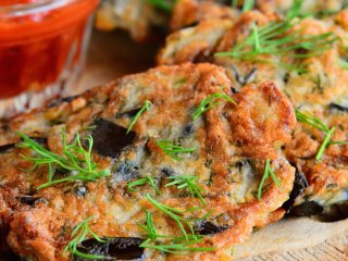 Бюджетно и вкусно: как приготовить котлеты из баклажанов и гречки на обед