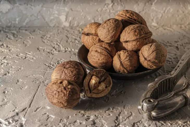 Лайфхак, который изменит твою жизнь: как за 3 минуты почистить грецкие орехи — без ножа и молотка