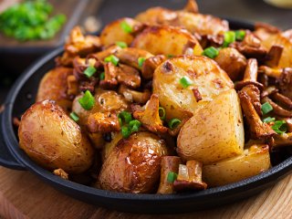 Жареный картофель на сковородке с грибами