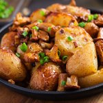 Жареный картофель на сковородке с грибами