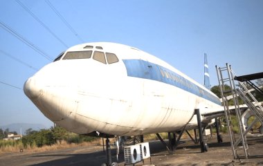 Чоловіки знайшли покинутий Boeing 737: що ховається всередині літака