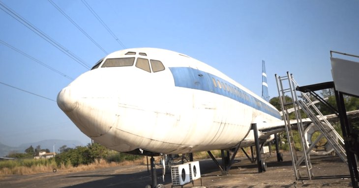Чоловіки знайшли покинутий Boeing 737: що ховається всередині літака