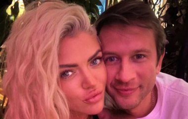 Дмитрий Ступка похвастался страстными поцелуями и объятиями с известной певицей посреди Нью-Йорка