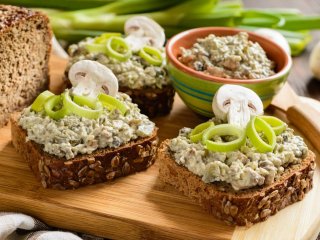 Как приготовить нежный грибной паштет за 30 минут: лучшая бюджетная закуска