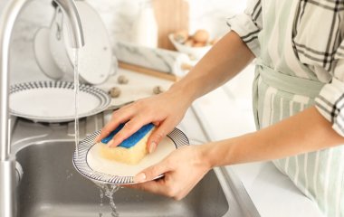 Так миють посуд в ресторанах: на поверхні не буде розводів, а скло не потьмяніє