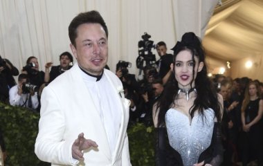 Бывшая Илона Маска шокировала фото со шрамами на ключице и надколотым зубом