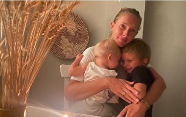 Осадчая растрогала видео, как с сыновьями украшала елку: 