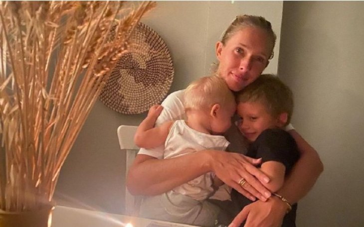 Осадчая растрогала видео, как с сыновьями украшала елку: 